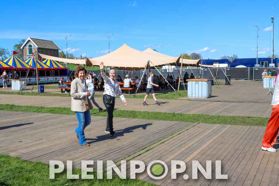 Publiek    Bezoekers (9)